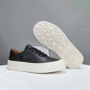 Sneaker platform da uomo in pelle nera con suola bianca spessa e trama antiscivolo
