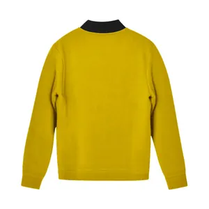 Detail der Rückansicht eines gelben Herren Sport Sweatshirts mit Kragen, Outdoor Stil