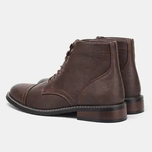 Detailansicht brauner Herren-Arbeitsstiefel im Martin-Stil mit strukturierter Oberfläche