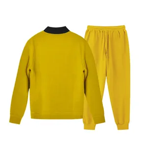 Rückansicht des gelben Herren-Sportanzugs Jacke und Jogginghose auf weißem Grund