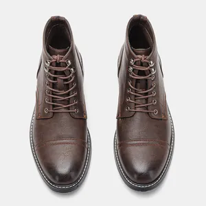 Draufsicht auf stilvolle Herren-Arbeitsstiefel aus braunem Leder im Distressed-Look