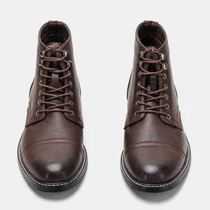 Draufsicht auf dunkelbraune, strukturierte Herren-Arbeitsstiefel zum Schnüren mit Zehenkappe.