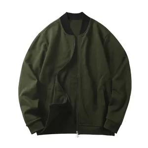 Dunkelolivgrüne Herren-Bomberjacke mit Reißverschluss und einem schwarzen Rippkragen.