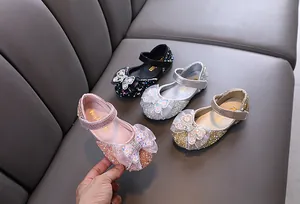 Detailansicht funkelnder Prinzessinnenschuhe für Mädchen mit Schmetterlingsschleifen