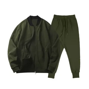Detailansicht des olivgrünen Herren-Sportsets mit Reißverschlussjacke und Jogginghose