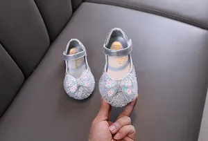 Detailansicht silberne Prinzessinnenschuhe für Mädchen mit feinem Strass-Schmetterling