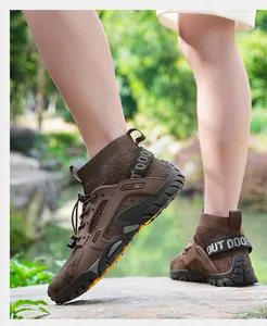 Detailansicht atmungsaktiver brauner Outdoor-Wanderschuhe mit Mesh und Gummisohle