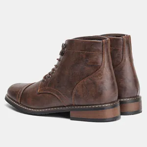Detaillierte Rückansicht brauner Martin-Stiefel für Herren mit markanter Lederstruktur
