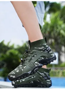 Detailansicht der grünen Camouflage-Outdoor-Wanderschuhe mit robusten schwarzen Sohlen