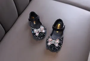 Detailansicht schwarzer Prinzessinnenschuhe für Mädchen mit Glitzer und Schleife
