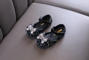 Detailansicht funkelnde Mädchen Mary Jane Schuhe mit Schmetterlingsschleife und Strass