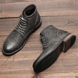 Nahaufnahme grauer Herren-Arbeitsstiefel im Vintage-Stil mit robuster Textur auf Holzplanken
