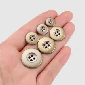 Boutons métalliques haut de gamme en bronze vintage à quatre trous de tailles variées