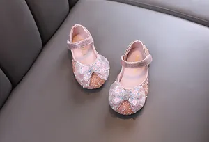 Detailansicht der rosa Prinzessinnenschuhe für Mädchen mit Strass-Schmetterlingsschleifen