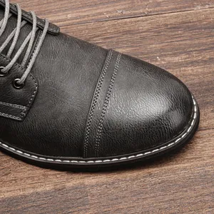 Nahaufnahme eines grauen Herren-Martin-Stiefels mit Distressed-Leder und Ziernähten