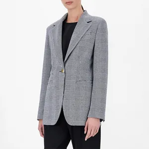 Bouton en métal doré haut de gamme sur un blazer classique à carreaux gris pour femme