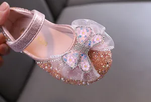 Detailansicht rosa Prinzessinnenschuhe mit Strass-Schleife für Mädchenauftritte