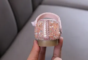 Detailansicht der Rückseite rosa Strass verzierter Prinzessinnenschuhe für Babys