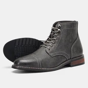 Detailansicht grauer Herren-Arbeitsstiefel aus Leder mit langlebiger Gummisohle