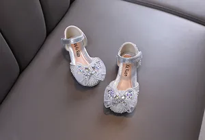 Detailansicht silberner Prinzessinnenschuhe für Mädchen mit Strassschleife und Perlen
