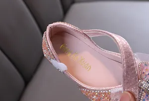 Detailaufnahme rosa Prinzessinnenschuhe mit Strasssteinen, Perlen und Paillettenbesatz