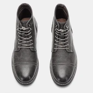Draufsicht auf graue Herren-Arbeitsstiefel mit Schnürung und klassischer Zehenkappe.