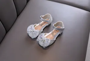 Detailansicht der silbernen Prinzessinnenschuhe für Mädchen mit glänzenden Strasssteinen.