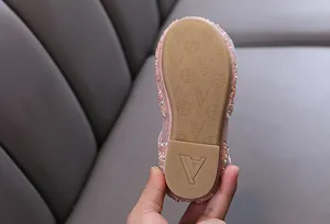 Detailansicht der rutschfesten Gummisohle für Mädchen Prinzessin Strassschuhe in Rosa