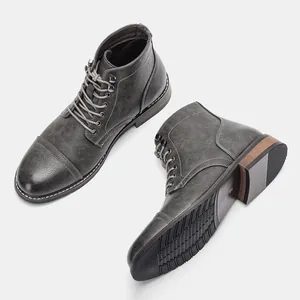 Nahaufnahme grauer Herren-Arbeitsstiefel im Distressed-Look, zeigt Sohle und Obermaterial