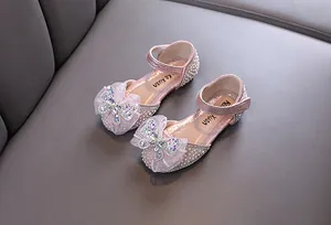 Detail von rosa Mädchen Prinzessin Schuhen mit Strass Schmetterlingen und Perlen