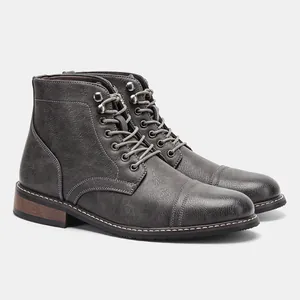 Detailansicht der grauen Herren-Schnürstiefel im Martin-Stil aus Kunstleder