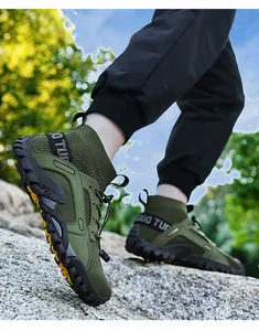 Detaillierte Ansicht der grünen atmungsaktiven Mesh-Wanderschuhe auf felsigem Gelände