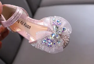 Detailansicht der rosafarbenen funkelnden Prinzessinnenschuhe für Mädchen mit Schmetterling