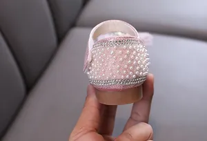 Makrodetail der Ferse von rosa Mädchen-Prinzessin-Schuhen mit Perlen und Strass