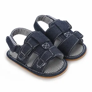 Detaillierte Ansicht dunkelblauer Baby-Sandalen aus Denim mit Streifen-Innensohle