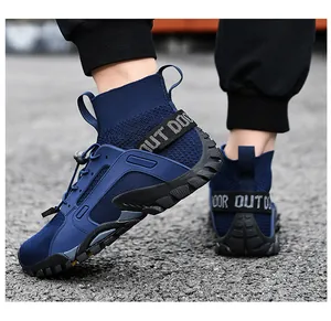 Nahaufnahme von blauen atmungsaktiven Outdoor-Wanderschuhen und Wasserschuhen am Fuß
