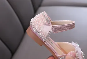 Nahaufnahme des rosa glitzernden Prinzessinnenschuhs für Mädchen mit Strassperlen.