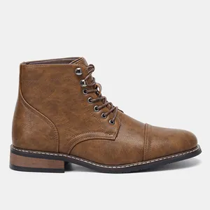 Detaillierte Seitenansicht der braunen Vintage-Textur dieses klassischen Martin-Boots