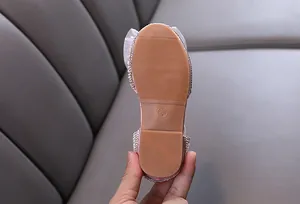 Detailaufnahme der rutschfesten Gummisohle und Größe 26 einer rosa Mädchen-Prinzessin-Schuh