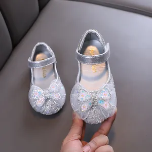 Silberne Prinzessin-Schuhe für Mädchen mit Strasssteinen und Spitzenschleife für Tanz