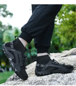 Schwarze atmungsaktive Outdoor-Wat schuhe zum Wandern auf felsigem Gelände