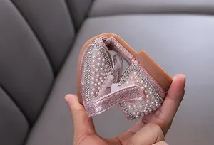 Detailansicht der flexiblen weichen Sohle von rosa Mädchen Perlen Prinzessin Schuhen