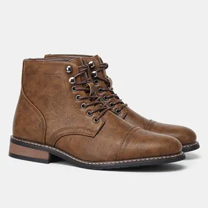 Detailansicht brauner Herren-Arbeitsstiefel mit Schnürung und Absatz in Holzoptik