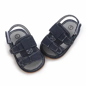 Draufsicht auf marineblaue Baby-Sandalen aus Denim mit einer eleganten gestreiften Innensohle