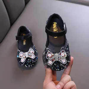 Funkelnde Mädchen Prinzessinnen-Schuhe mit dekorativer Strassschleife und Blumenakzenten