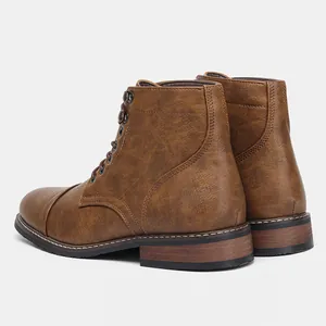 Rückansicht brauner Herren-Arbeitsstiefel aus Kunstleder mit Ziernähten und Absatz