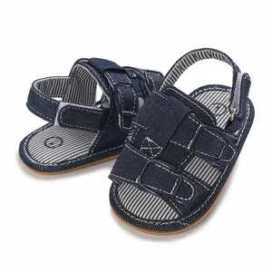 Detailansicht der Baby-Sandalen aus Denim mit gestreiften Einlegesohlen und Schnallenriemen