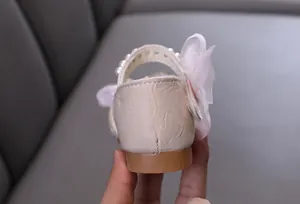 Vista posterior detallada de zapato de princesa rosa para niña con acabado satinado
