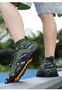 Nahaufnahme von grünen Tarnfarben atmungsaktiven Outdoor-Wander- und Wat-Schuhen am Fuß