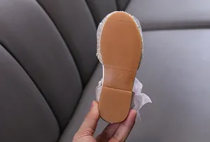 Vista detallada de la suela antideslizante de un zapato de princesa para niña.